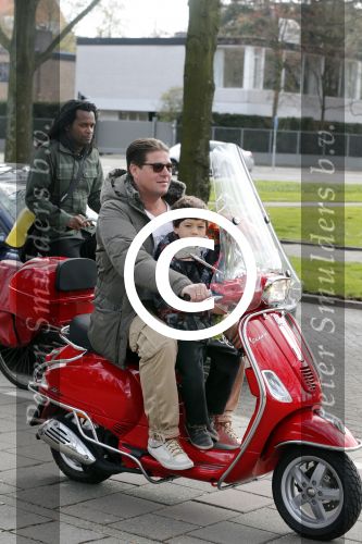 Amsterdam 27 april 2013
Martijn Krabbe en zijn zoon Achilles gaan op vespa scooter bloemen kopen voor de turnjuf van dochter/zus
Peter Smulders bv