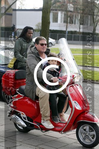 Amsterdam 27 april 2013
Martijn Krabbe en zijn zoon Achilles gaan op vespa scooter bloemen kopen voor de turnjuf van dochter/zus
Peter Smulders bv
