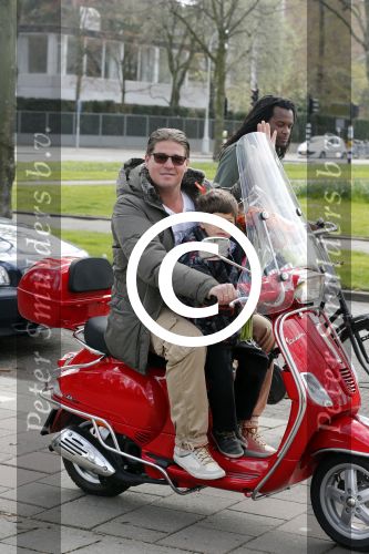 Amsterdam 27 april 2013
Martijn Krabbe en zijn zoon Achilles gaan op vespa scooter bloemen kopen voor de turnjuf van dochter/zus
Peter Smulders bv