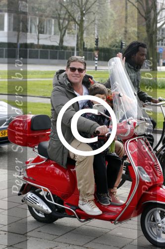 Amsterdam 27 april 2013
Martijn Krabbe en zijn zoon Achilles gaan op vespa scooter bloemen kopen voor de turnjuf van dochter/zus
Peter Smulders bv