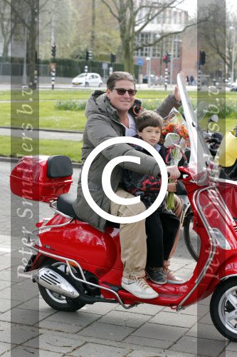 Amsterdam 27 april 2013
Martijn Krabbe en zijn zoon Achilles gaan op vespa scooter bloemen kopen voor de turnjuf van dochter/zus
Peter Smulders bv