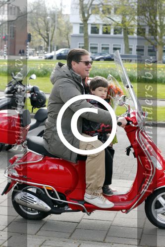 Amsterdam 27 april 2013
Martijn Krabbe en zijn zoon Achilles gaan op vespa scooter bloemen kopen voor de turnjuf van dochter/zus
Peter Smulders bv