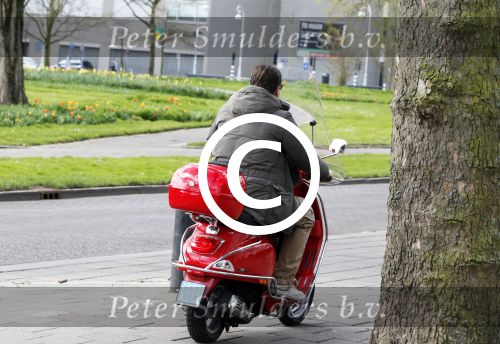Amsterdam 27 april 2013
Martijn Krabbe en zijn zoon Achilles gaan op vespa scooter bloemen kopen voor de turnjuf van dochter/zus
Peter Smulders bv