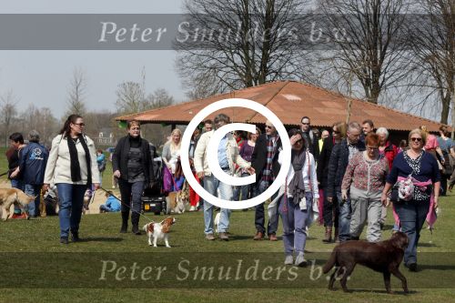 Busloo Apeldoorn 21 april 2013
Royal Canin organiseert grootste wandeltocht voor hond voor stichting Hulphond. Ambassadrices Anita Witzier Anouk Smulders en Martin Gaus lopen ook mee.
Peter Smulders bv