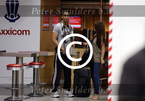 Schiphol 22 april 2013
Melissa Sneekes met haar nieuwe vriend Sean Marshall op schiphol. Sean is een professionele basketbalspeler die in Turkije speelt.
Peter Smulders bv