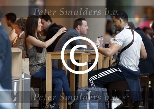 Schiphol 22 april 2013
Melissa Sneekes met haar nieuwe vriend Sean Marshall op schiphol. Sean is een professionele basketbalspeler die in Turkije speelt.
Peter Smulders bv