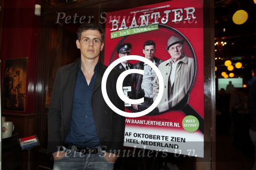 Amsterdam 13 mei 2013
Presentatie cast baantjer met oa Peter Tuinman - Rechercheur De Cock
Mike Weerts - Adjudant Vledder
Peter Rï¿½mer - Commissaris Buitendam
Miryanna van Reeden - Theaterdirectrice
Alexandra Alphenaar - Zangeres
Tom Afman - Geluidstechnicus
Sophie van Oers - Theaterbezoekster
Evert van der Meulen - Theatertechnicus
Peter Smulders bv