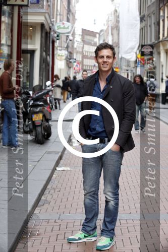Amsterdam 13 mei 2013
Presentatie cast baantjer met oa Peter Tuinman - Rechercheur De Cock
Mike Weerts - Adjudant Vledder
Peter Rï¿½mer - Commissaris Buitendam
Miryanna van Reeden - Theaterdirectrice
Alexandra Alphenaar - Zangeres
Tom Afman - Geluidstechnicus
Sophie van Oers - Theaterbezoekster
Evert van der Meulen - Theatertechnicus
Peter Smulders bv