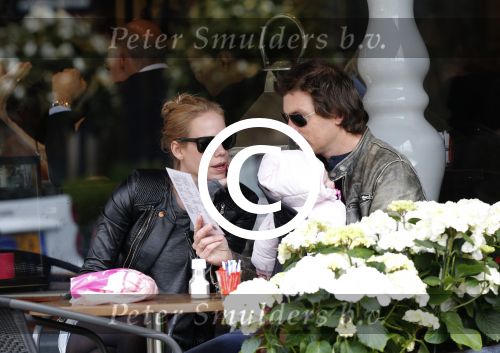 Amsterdam 23 april 2013
Nicolette Kluijver met haar man en dochter op terras in amsterdam zuid.
Peter Smulders bv