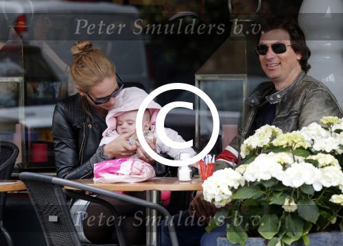 Amsterdam 23 april 2013
Nicolette Kluijver met haar man en dochter op terras in amsterdam zuid.
Peter Smulders bv