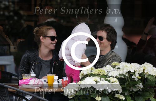 Amsterdam 23 april 2013
Nicolette Kluijver met haar man en dochter op terras in amsterdam zuid.
Peter Smulders bv