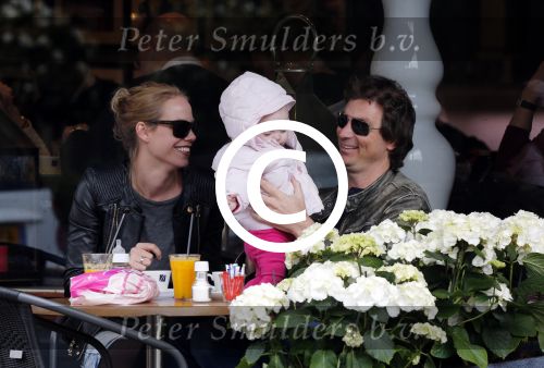 Amsterdam 23 april 2013
Nicolette Kluijver met haar man en dochter op terras in amsterdam zuid.
Peter Smulders bv