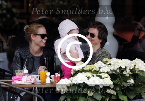 Amsterdam 23 april 2013
Nicolette Kluijver met haar man en dochter op terras in amsterdam zuid.
Peter Smulders bv