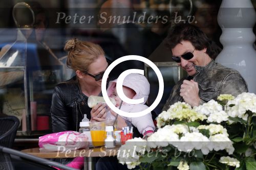 Amsterdam 23 april 2013
Nicolette Kluijver met haar man en dochter op terras in amsterdam zuid.
Peter Smulders bv