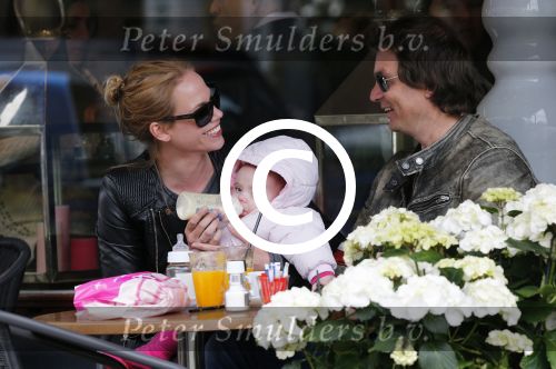 Amsterdam 23 april 2013
Nicolette Kluijver met haar man en dochter op terras in amsterdam zuid.
Peter Smulders bv