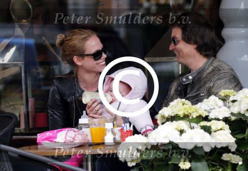 Amsterdam 23 april 2013
Nicolette Kluijver met haar man en dochter op terras in amsterdam zuid.
Peter Smulders bv