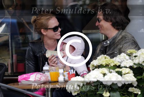 Amsterdam 23 april 2013
Nicolette Kluijver met haar man en dochter op terras in amsterdam zuid.
Peter Smulders bv