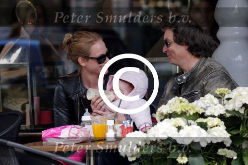 Amsterdam 23 april 2013
Nicolette Kluijver met haar man en dochter op terras in amsterdam zuid.
Peter Smulders bv