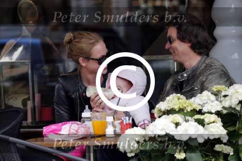 Amsterdam 23 april 2013
Nicolette Kluijver met haar man en dochter op terras in amsterdam zuid.
Peter Smulders bv