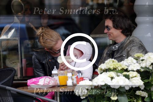 Amsterdam 23 april 2013
Nicolette Kluijver met haar man en dochter op terras in amsterdam zuid.
Peter Smulders bv