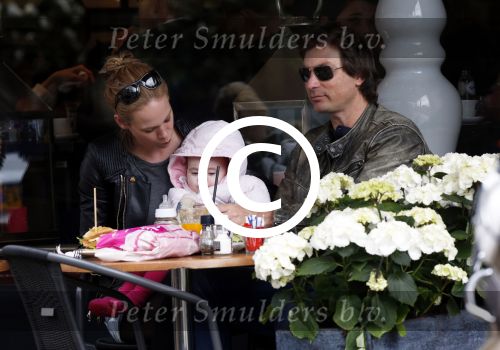 Amsterdam 23 april 2013
Nicolette Kluijver met haar man en dochter op terras in amsterdam zuid.
Peter Smulders bv