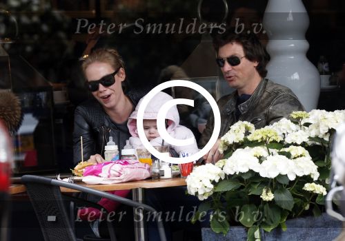 Amsterdam 23 april 2013
Nicolette Kluijver met haar man en dochter op terras in amsterdam zuid.
Peter Smulders bv