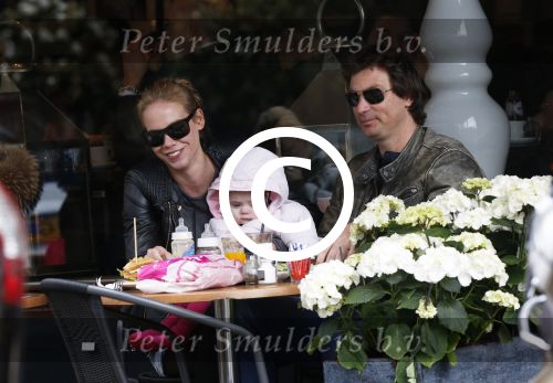 Amsterdam 23 april 2013
Nicolette Kluijver met haar man en dochter op terras in amsterdam zuid.
Peter Smulders bv