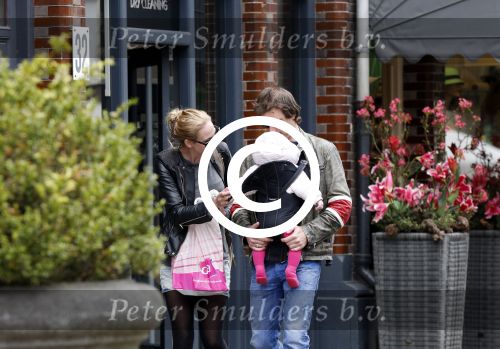 Amsterdam 23 april 2013
Nicolette Kluijver met haar man en dochter op terras in amsterdam zuid.
Peter Smulders bv