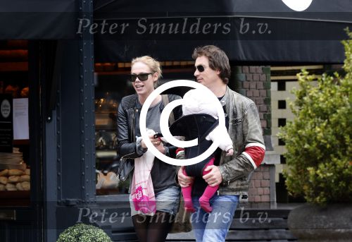 Amsterdam 23 april 2013
Nicolette Kluijver met haar man en dochter op terras in amsterdam zuid.
Peter Smulders bv