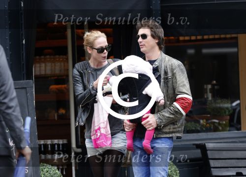 Amsterdam 23 april 2013
Nicolette Kluijver met haar man en dochter op terras in amsterdam zuid.
Peter Smulders bv