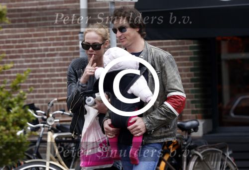 Amsterdam 23 april 2013
Nicolette Kluijver met haar man en dochter op terras in amsterdam zuid.
Peter Smulders bv