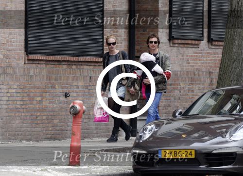 Amsterdam 23 april 2013
Nicolette Kluijver met haar man en dochter op terras in amsterdam zuid.
Peter Smulders bv