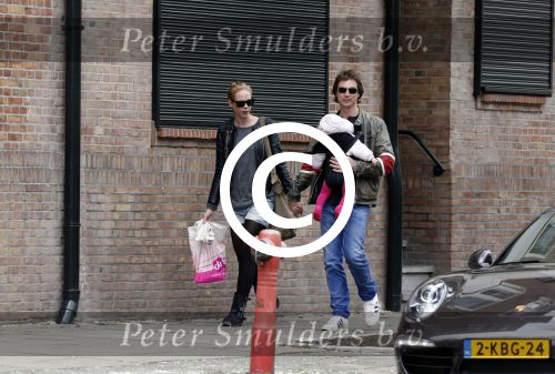 Amsterdam 23 april 2013
Nicolette Kluijver met haar man en dochter op terras in amsterdam zuid.
Peter Smulders bv
