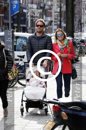 Amsterdam 27 april 2013
Nicolette v Dam met vriend Bas Smit en hun dochter aan het wandelen.
Peter Smulders bv