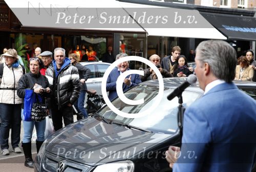 Amsterdam 27 april 2013
Dries Roelvink zingt koningslied voor de deur bij Oger Lusink op de pc hooftstraat.
Peter Smulders bv