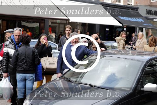 Amsterdam 27 april 2013
Dries Roelvink zingt koningslied voor de deur bij Oger Lusink op de pc hooftstraat.
Peter Smulders bv