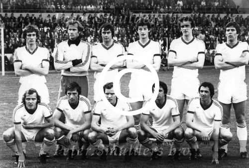 Seizoen 1977-1978 PSV elftal met staande v.l.n.r.: Jan Poortvliet, Jan v Beveren, Huub Stevens, Ernie Brandts, Kees Krijgh, Harry Lubse.
Geknield v.l.n.r.: Rene v d Kerkhof, Adri v Kraaij, Willy v d Kerkhof, Willy v d Kuylen en Gerrie Deijkers(+)
Foto Peter Smulders BV