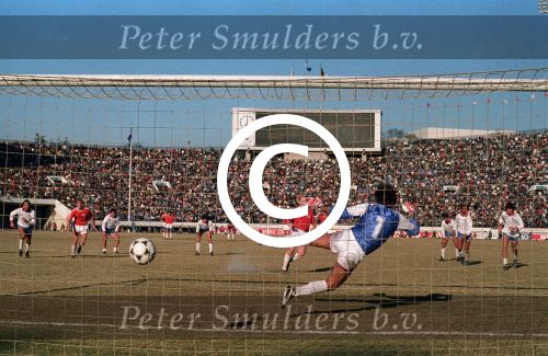 Tokio, 9 t/m 12 December 1988 PSV-Nacional Montevideo (Uruguay)
Met eindstand 1-1 na verlenging 2-2 en via een 6-7 verlies in penaltys.
PSV had 4 x de kans om winnaar te zien en uiteindelijk is het niet gelukt.
0-1 Ostolaza, 1-1 Romario , in de 110e minuut Ronald Koeman 2-1 en in de 119e min wederom Ostolaza 2-2
Wedstrijd werd gespeeld in tokio voor 62000 toeschouwers

Foto Peter Smulders BV