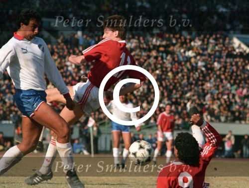 Tokio, 9 t/m 12 December 1988 PSV-Nacional Montevideo (Uruguay)
Met eindstand 1-1 na verlenging 2-2 en via een 6-7 verlies in penaltys.
PSV had 4 x de kans om winnaar te zien en uiteindelijk is het niet gelukt.
0-1 Ostolaza, 1-1 Romario , in de 110e minuut Ronald Koeman 2-1 en in de 119e min wederom Ostolaza 2-2
Wedstrijd werd gespeeld in tokio voor 62000 toeschouwers

Foto Peter Smulders BV