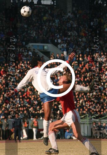 Tokio, 9 t/m 12 December 1988 PSV-Nacional Montevideo (Uruguay)
Met eindstand 1-1 na verlenging 2-2 en via een 6-7 verlies in penaltys.
PSV had 4 x de kans om winnaar te zien en uiteindelijk is het niet gelukt.
0-1 Ostolaza, 1-1 Romario , in de 110e minuut Ronald Koeman 2-1 en in de 119e min wederom Ostolaza 2-2
Wedstrijd werd gespeeld in tokio voor 62000 toeschouwers

Foto Peter Smulders BV