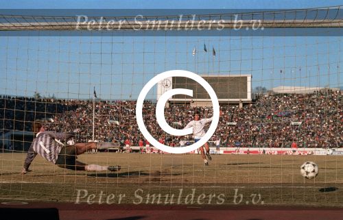 Tokio, 9 t/m 12 December 1988 PSV-Nacional Montevideo (Uruguay)
Met eindstand 1-1 na verlenging 2-2 en via een 6-7 verlies in penaltys.
PSV had 4 x de kans om winnaar te zien en uiteindelijk is het niet gelukt.
0-1 Ostolaza, 1-1 Romario , in de 110e minuut Ronald Koeman 2-1 en in de 119e min wederom Ostolaza 2-2
Wedstrijd werd gespeeld in tokio voor 62000 toeschouwers

Foto Peter Smulders BV