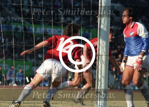 Tokio, 9 t/m 12 December 1988 PSV-Nacional Montevideo (Uruguay)
Met eindstand 1-1 na verlenging 2-2 en via een 6-7 verlies in penaltys.
PSV had 4 x de kans om winnaar te zien en uiteindelijk is het niet gelukt.
0-1 Ostolaza, 1-1 Romario , in de 110e minuut Ronald Koeman 2-1 en in de 119e min wederom Ostolaza 2-2
Wedstrijd werd gespeeld in tokio voor 62000 toeschouwers

Foto Peter Smulders BV