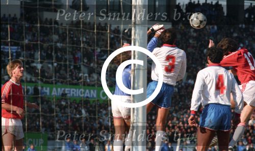 Tokio, 9 t/m 12 December 1988 PSV-Nacional Montevideo (Uruguay)
Met eindstand 1-1 na verlenging 2-2 en via een 6-7 verlies in penaltys.
PSV had 4 x de kans om winnaar te zien en uiteindelijk is het niet gelukt.
0-1 Ostolaza, 1-1 Romario , in de 110e minuut Ronald Koeman 2-1 en in de 119e min wederom Ostolaza 2-2
Wedstrijd werd gespeeld in tokio voor 62000 toeschouwers

Foto Peter Smulders BV