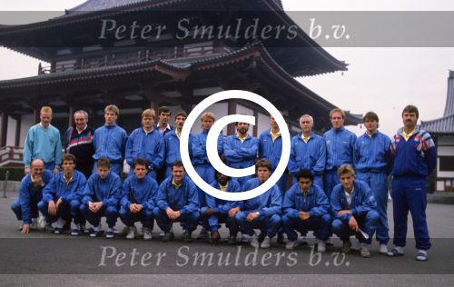Tokio, 9 t/m 12 December 1988 PSV-Nacional Montevideo (Uruguay)
Met eindstand 1-1 na verlenging 2-2 en via een 6-7 verlies in penaltys.
PSV had 4 x de kans om winnaar te zien en uiteindelijk is het niet gelukt.
0-1 Ostolaza, 1-1 Romario , in de 110e minuut Ronald Koeman 2-1 en in de 119e min wederom Ostolaza 2-2
Wedstrijd werd gespeeld in tokio voor 62000 toeschouwers
Guus Hiddin, Hans Dorjee en Kees Ploegsma Sr.
Foto Peter Smulders BV