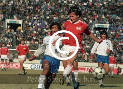 Tokio, 9 t/m 12 December 1988 PSV-Nacional Montevideo (Uruguay)
Met eindstand 1-1 na verlenging 2-2 en via een 6-7 verlies in penaltys.
PSV had 4 x de kans om winnaar te zien en uiteindelijk is het niet gelukt.
0-1 Ostolaza, 1-1 Romario , in de 110e minuut Ronald Koeman 2-1 en in de 119e min wederom Ostolaza 2-2
Wedstrijd werd gespeeld in tokio voor 62000 toeschouwers

Foto Peter Smulders BV