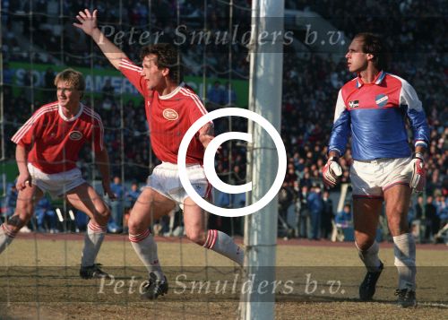 Tokio, 9 t/m 12 December 1988 PSV-Nacional Montevideo (Uruguay)
Met eindstand 1-1 na verlenging 2-2 en via een 6-7 verlies in penaltys.
PSV had 4 x de kans om winnaar te zien en uiteindelijk is het niet gelukt.
0-1 Ostolaza, 1-1 Romario , in de 110e minuut Ronald Koeman 2-1 en in de 119e min wederom Ostolaza 2-2
Wedstrijd werd gespeeld in tokio voor 62000 toeschouwers

Foto Peter Smulders BV