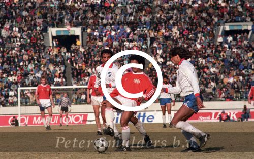 Tokio, 9 t/m 12 December 1988 PSV-Nacional Montevideo (Uruguay)
Met eindstand 1-1 na verlenging 2-2 en via een 6-7 verlies in penaltys.
PSV had 4 x de kans om winnaar te zien en uiteindelijk is het niet gelukt.
0-1 Ostolaza, 1-1 Romario , in de 110e minuut Ronald Koeman 2-1 en in de 119e min wederom Ostolaza 2-2
Wedstrijd werd gespeeld in tokio voor 62000 toeschouwers

Foto Peter Smulders BV