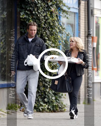 Amsterdam 13 mei 2013
Nicky v Dam en Patricia Paay doen samen boodschappen.
Peter Smulders bv