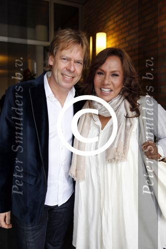 Aalsmeer 26 april 2013
Gerard Joling krijgt uit handen van de burgemeester van Aalsmeer een koninklijke onderscheiding (lintje). Patty Brard met vriend Antoine
Peter Smulders bv