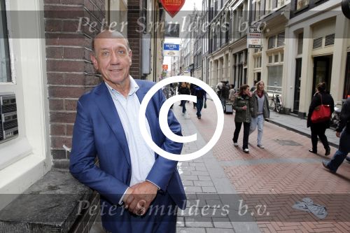 Amsterdam 13 mei 2013
Presentatie cast baantjer met oa Peter Tuinman - Rechercheur De Cock
Mike Weerts - Adjudant Vledder
Peter Rï¿½mer - Commissaris Buitendam
Miryanna van Reeden - Theaterdirectrice
Alexandra Alphenaar - Zangeres
Tom Afman - Geluidstechnicus
Sophie van Oers - Theaterbezoekster
Evert van der Meulen - Theatertechnicus
Peter Smulders bv